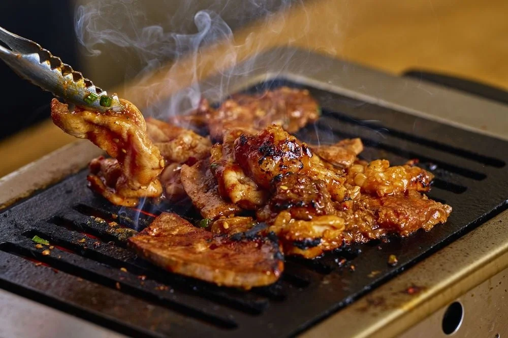 網で焼かれる肉