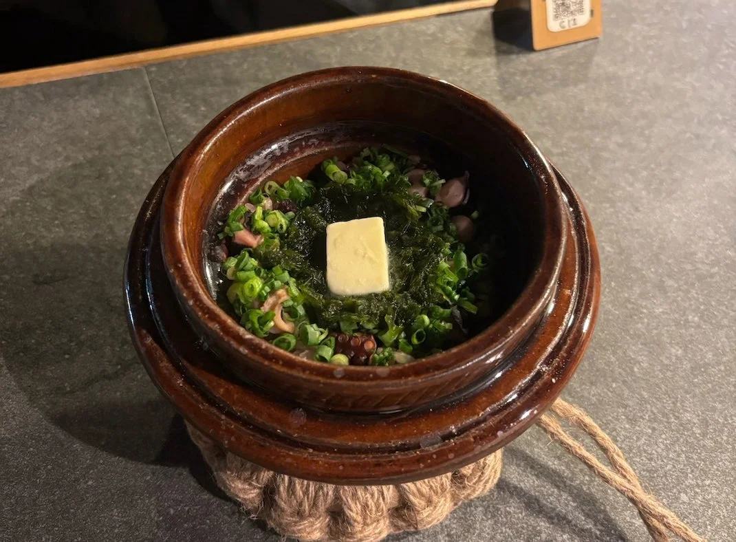タコとバター、青のりが乗った釜飯