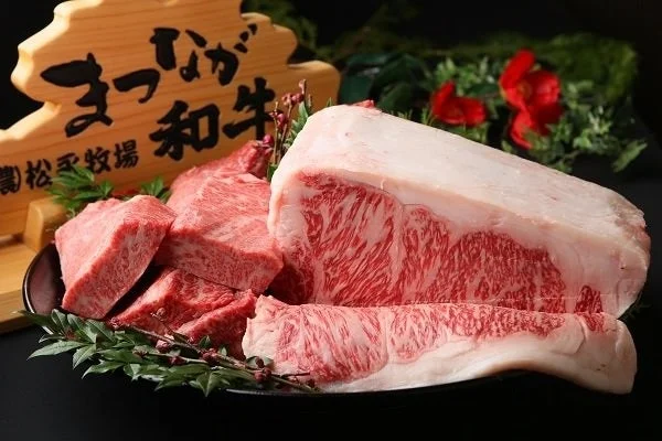 美しい霜降りが特徴の高級和牛「まつなが和牛」が盛り付けられた画像です。