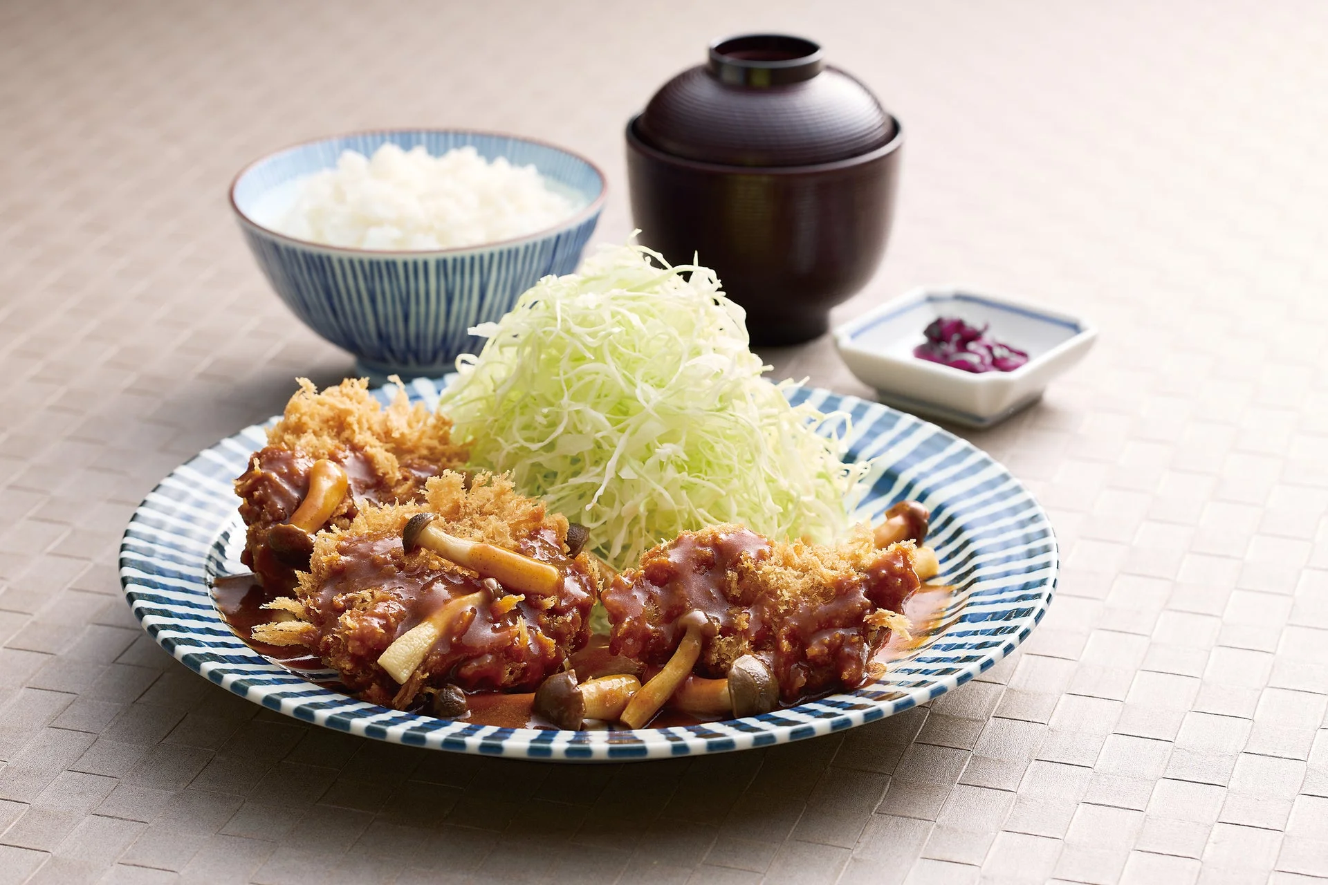 天然鯛・熟成ヒレかつ(2個)定食