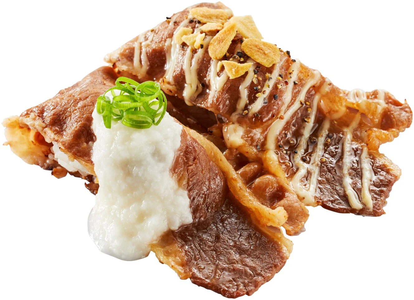 香ばしく炙られた牛肉寿司のクローズアップ画像。柔らかな牛肉の上に、たっぷりの大根おろし、青ネギ、フライドガーリック、マヨネーズが添えられ、食欲をそそる魅力的な一品です