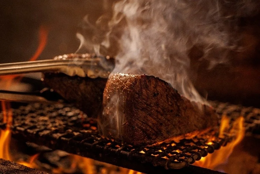 熱い炎の上で焼かれる肉