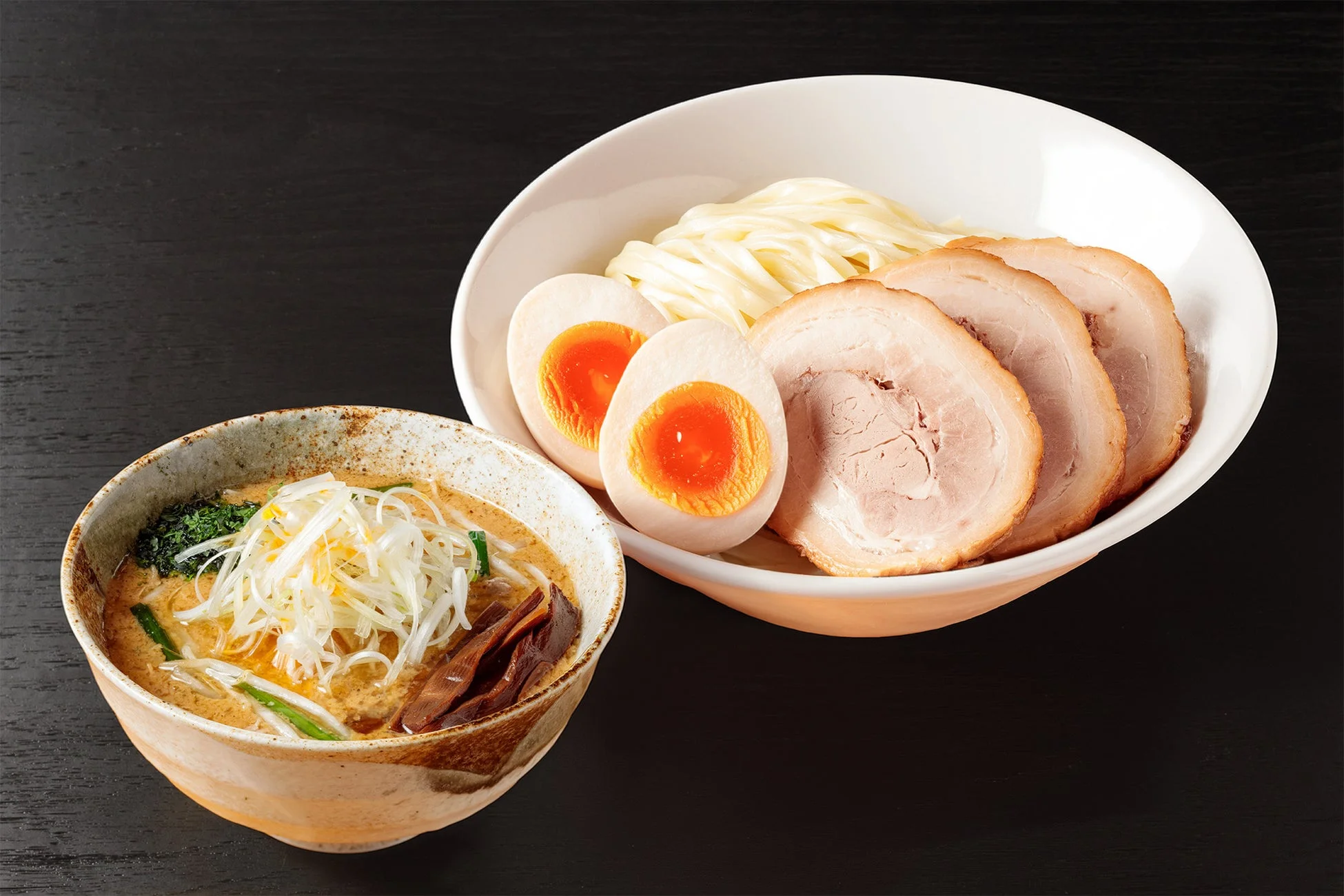 濃厚なつけ汁と麺、チャーシュー、味玉が盛られたつけ麺