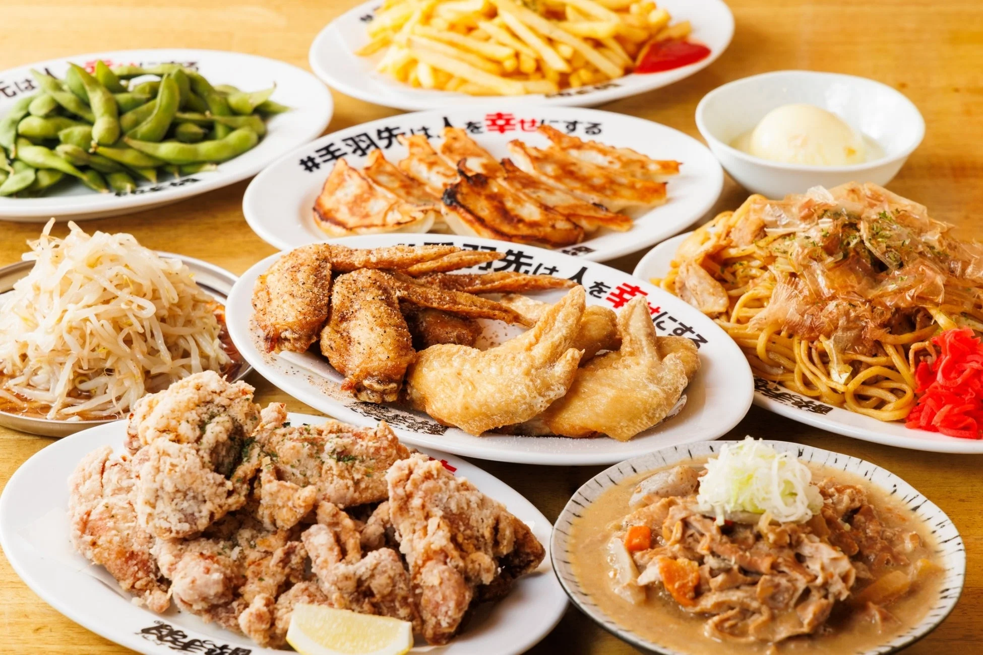 テーブルに並んだ居酒屋料理