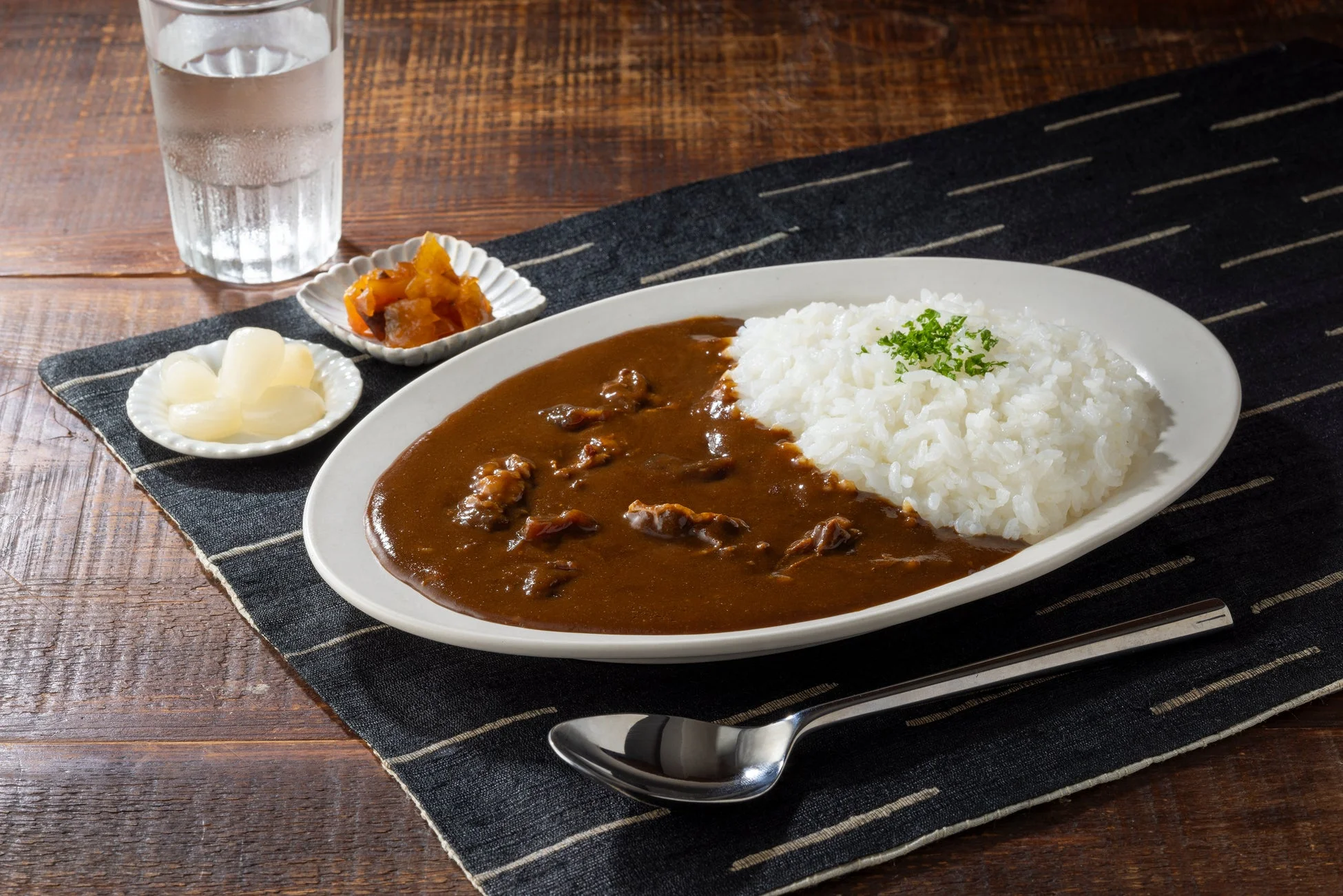 カレーライスと福神漬け、らっきょう