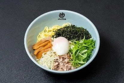 麺の上に半熟卵や海苔などが盛り付けられた和え麺/冷やし中華