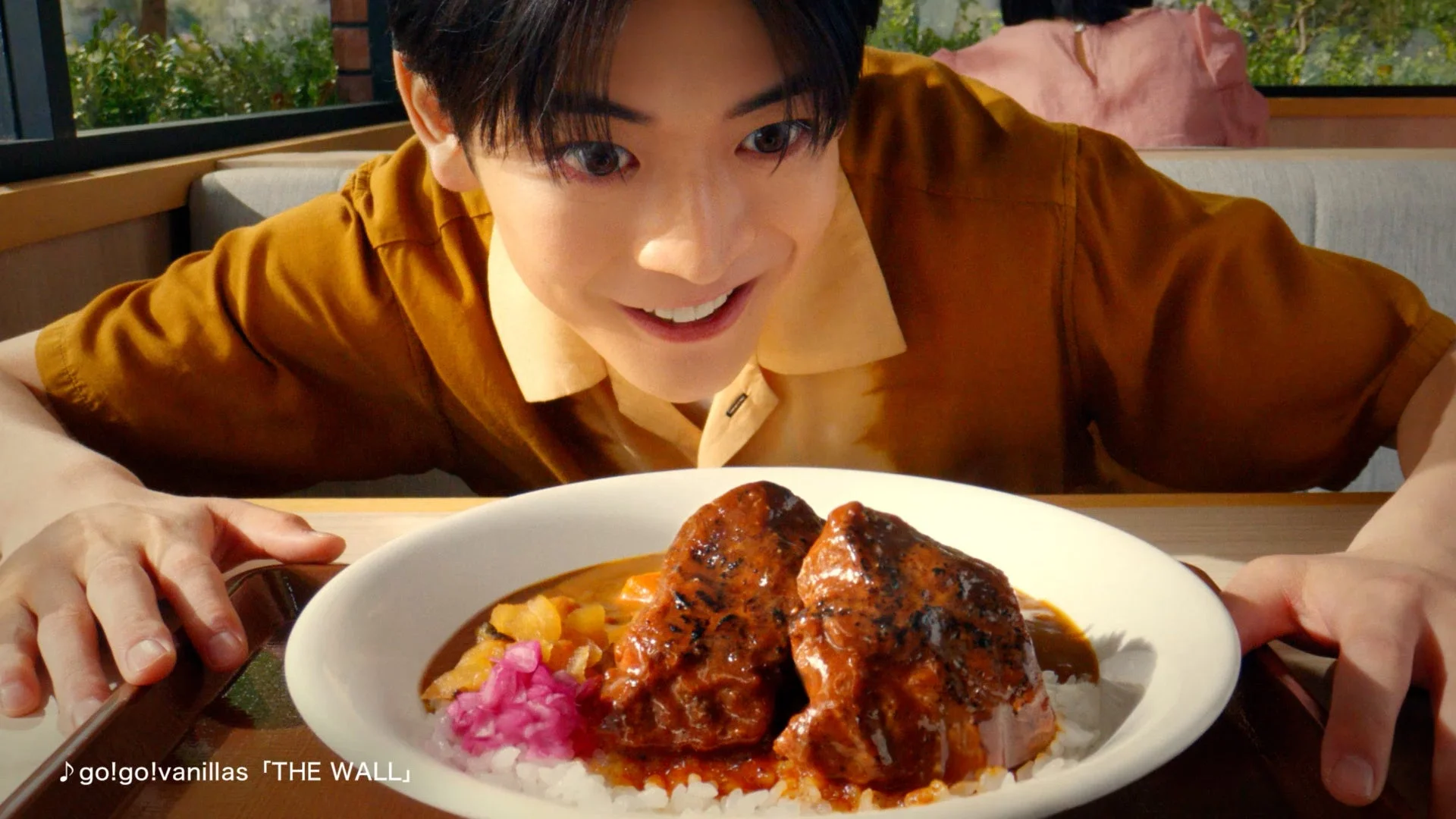 高橋さんがカレーを前に笑顔の画像