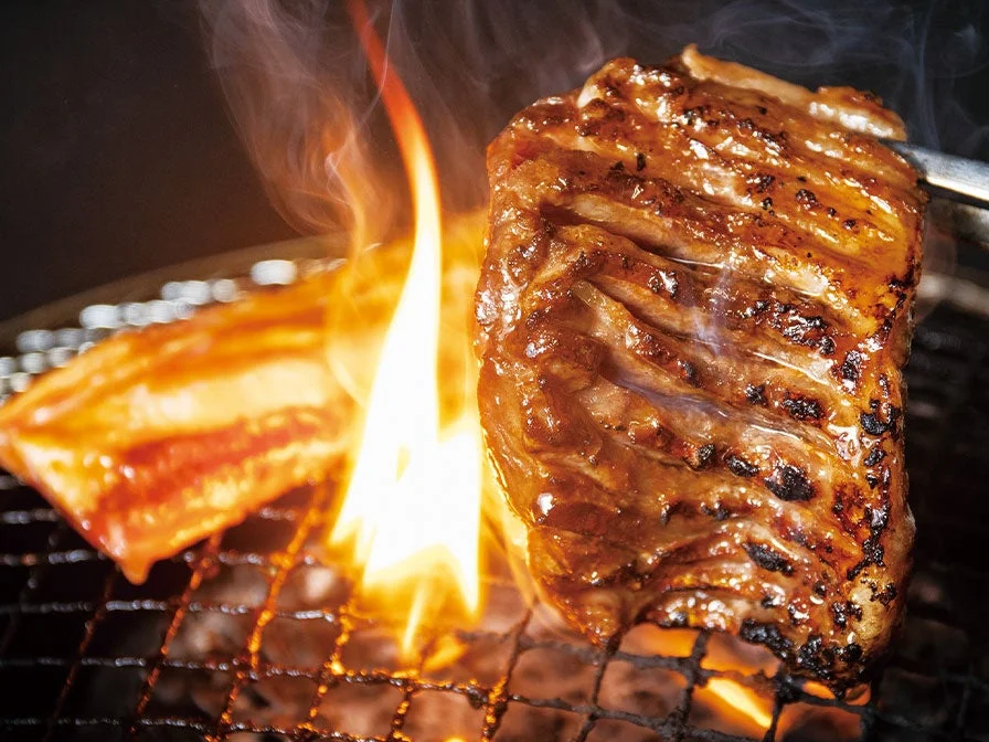 炭火で焼かれる肉の画像