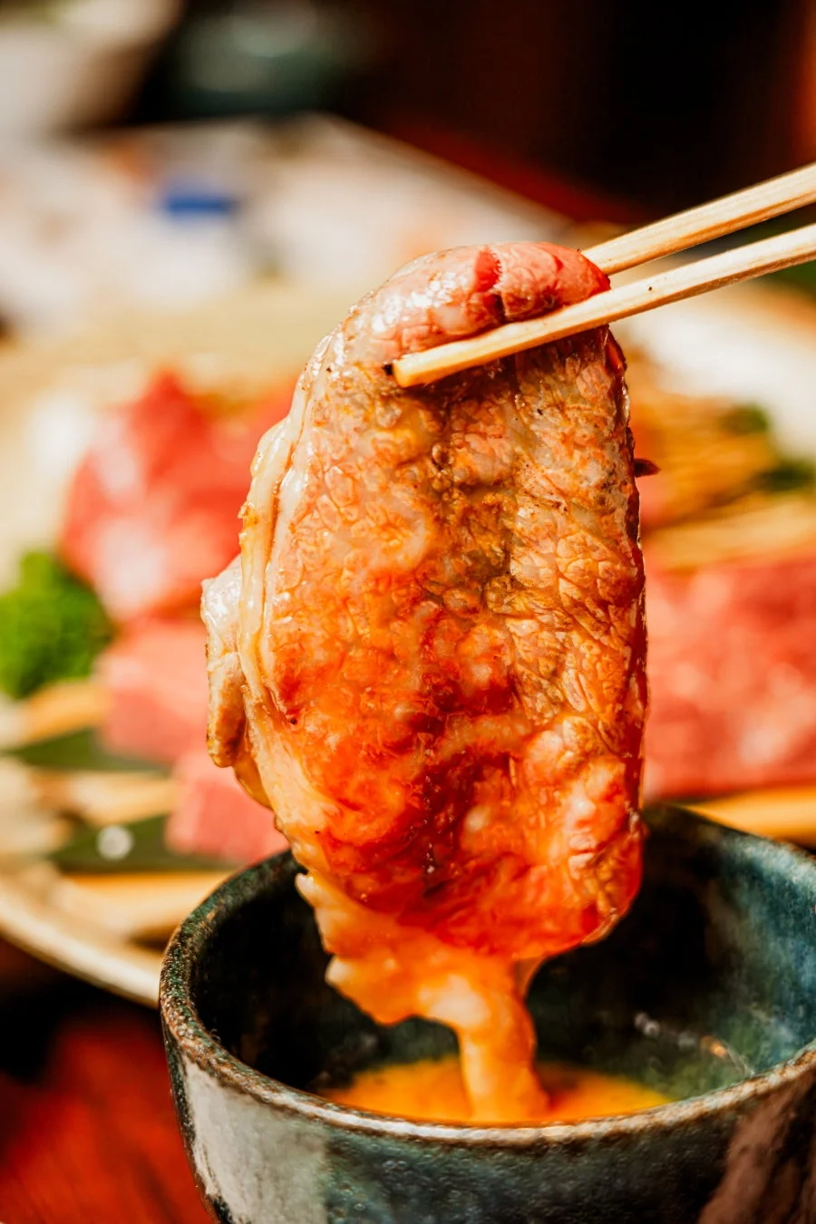 焼きすき肉を特製月見ダレにつける