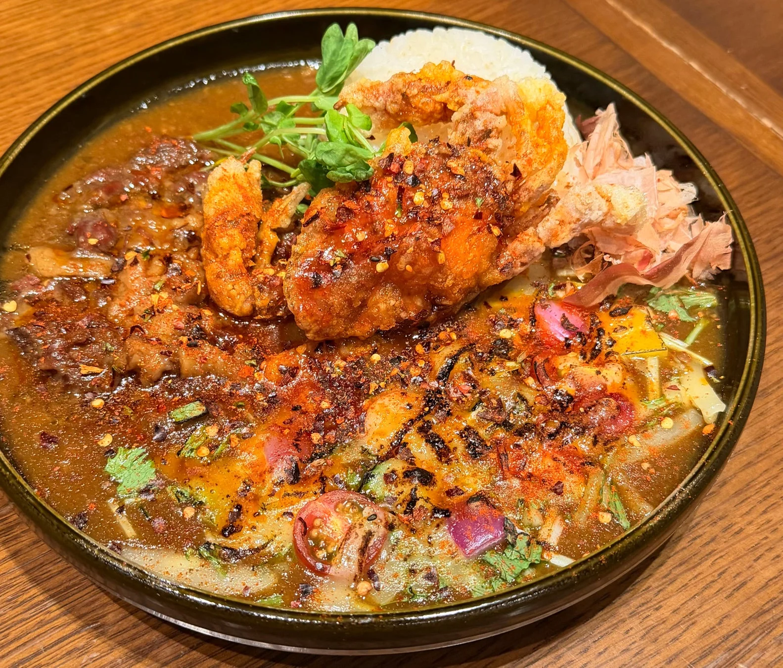 揚げたソフトシェルクラブが乗ったスパイシーなカレーライス。