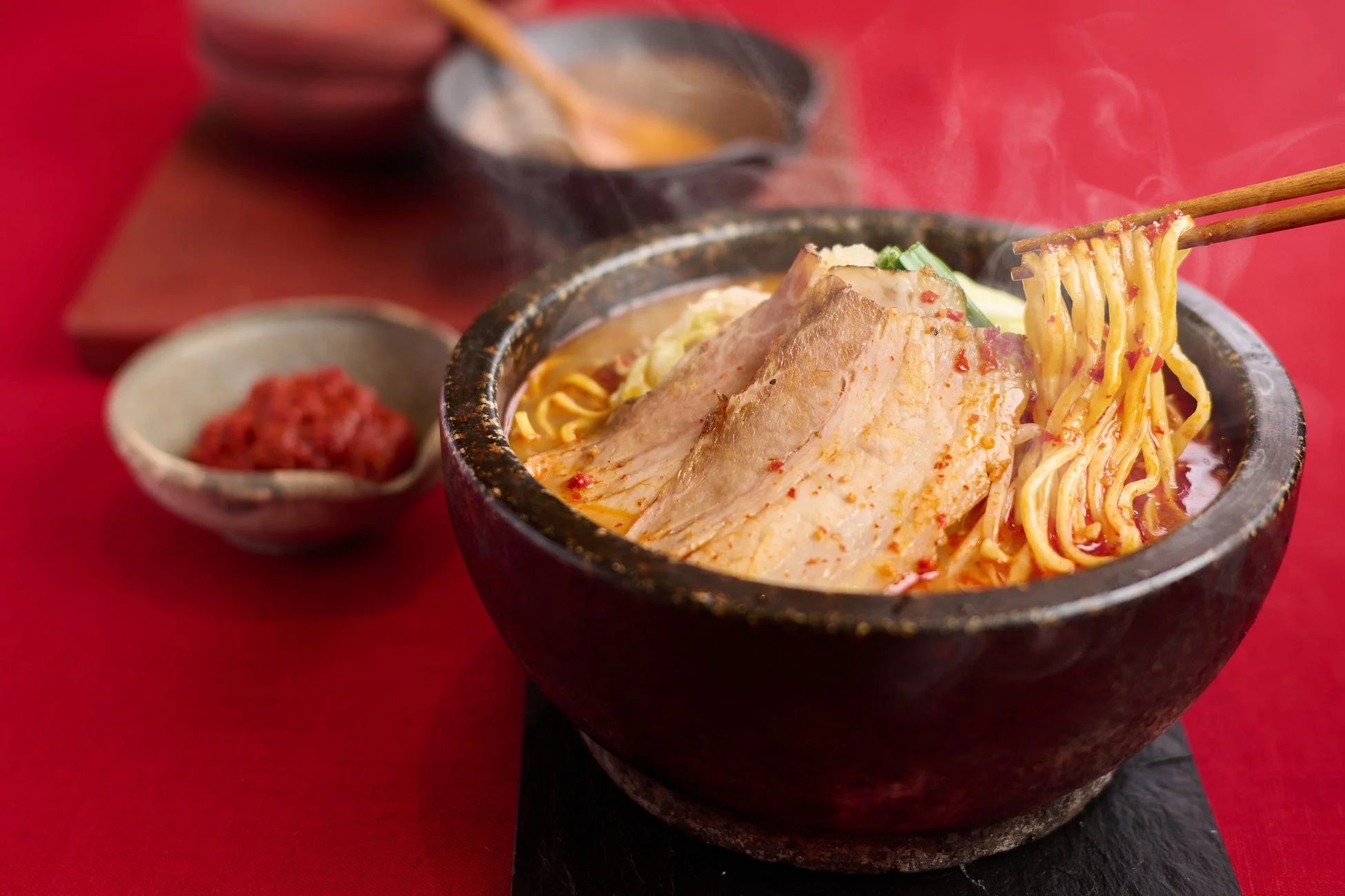 湯気を立てる辛そうなラーメン