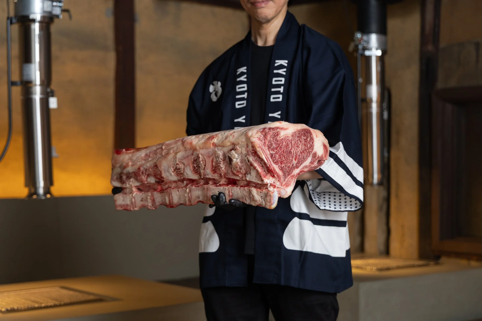 和装の男性が肉を持つ画像