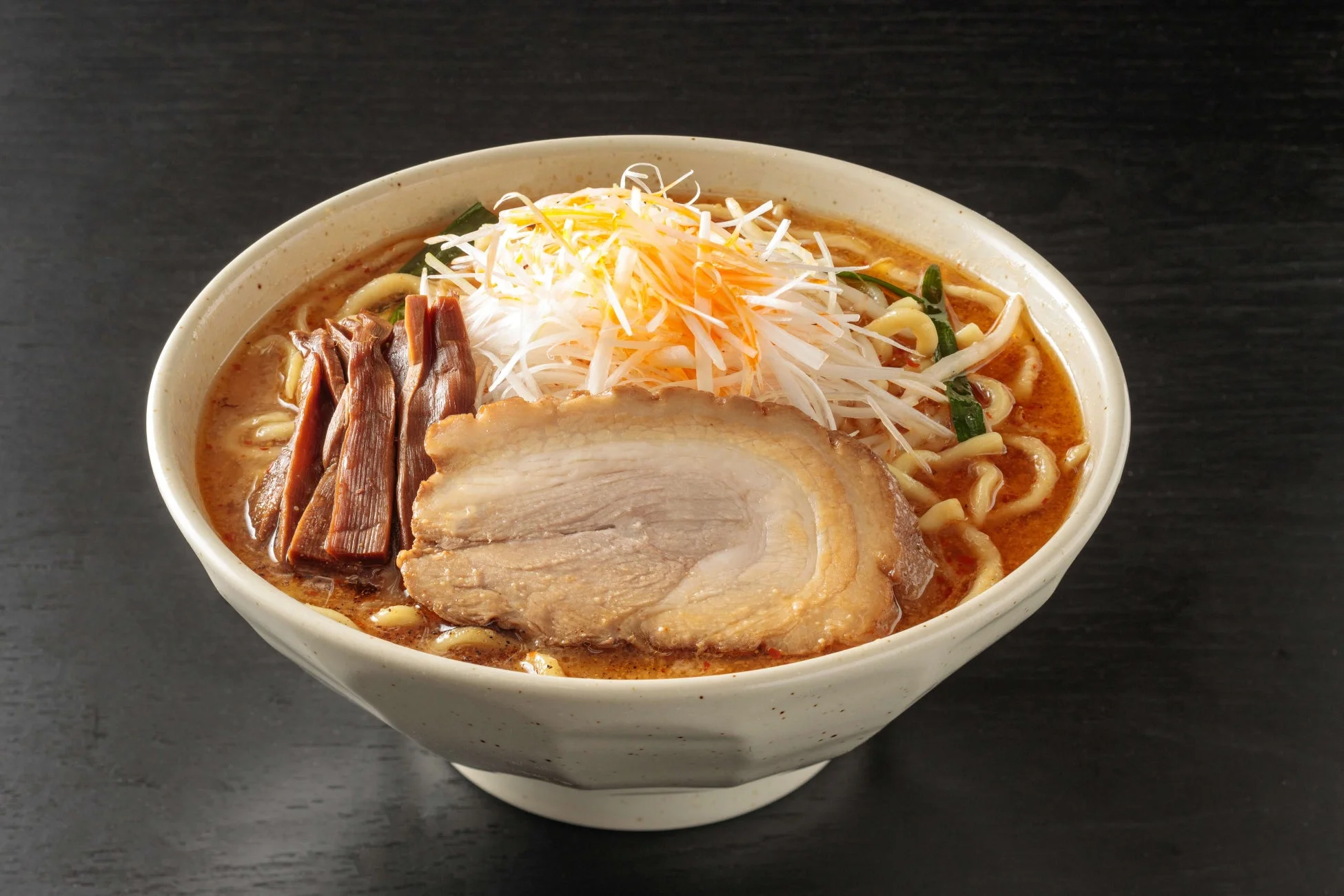 チャーシュー、メンマ、白髪ネギが盛られた味噌ラーメン