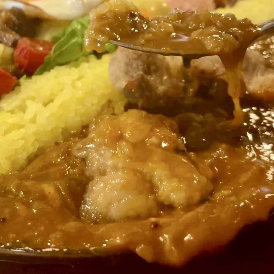 スプーンで掬うカレー