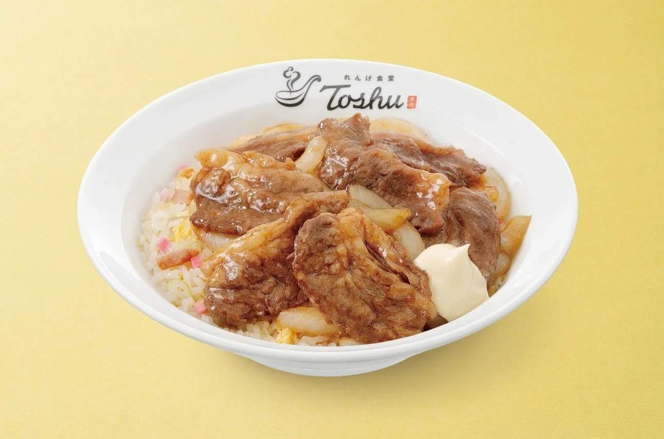 肉と玉ねぎがたっぷり乗った炒飯
