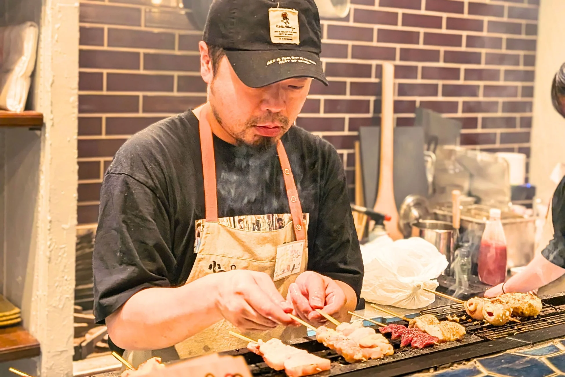 焼き鳥職人が炭火で調理している様子