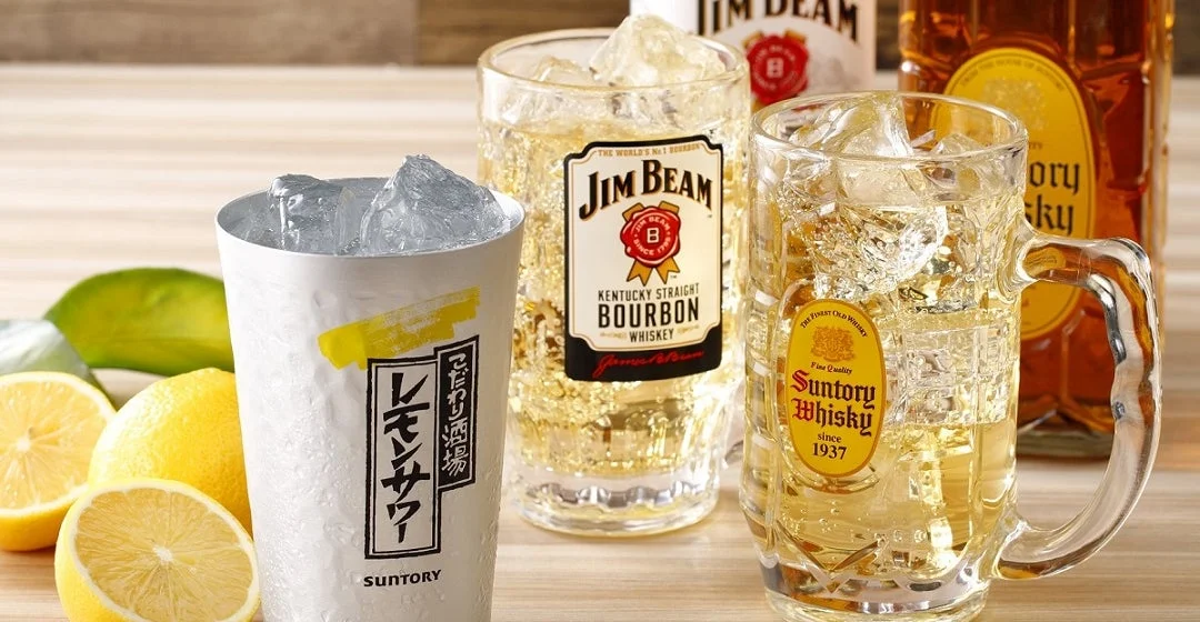 氷が入った3種類のアルコール飲料とフレッシュなレモン