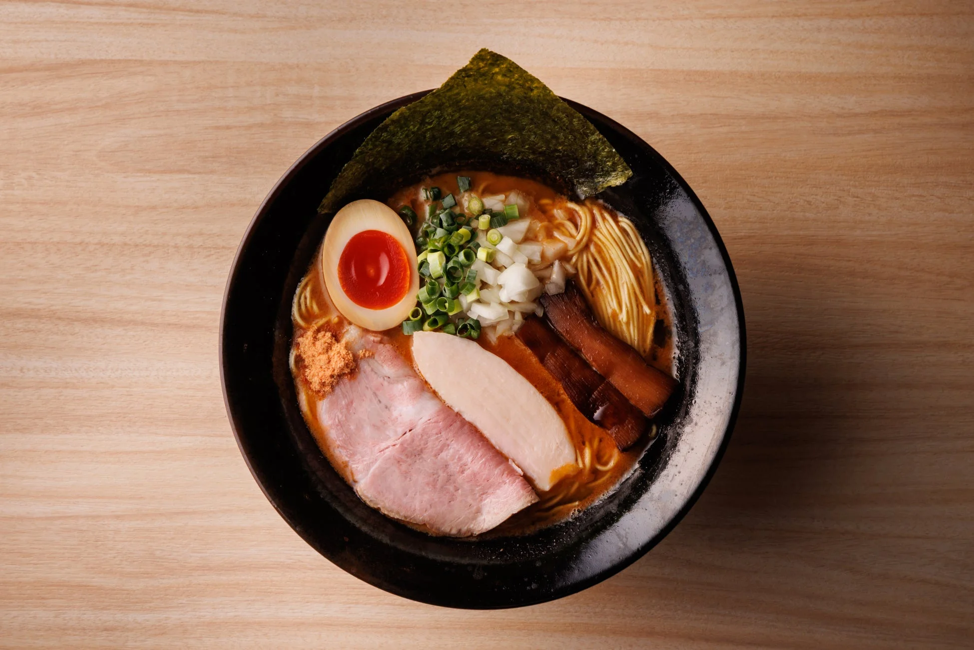 黒い器に入ったラーメン