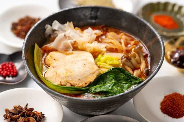 辛そうな鍋料理のクローズアップ