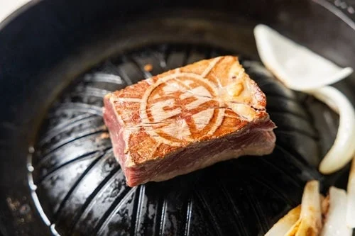 焼印入りの肉と玉ねぎ