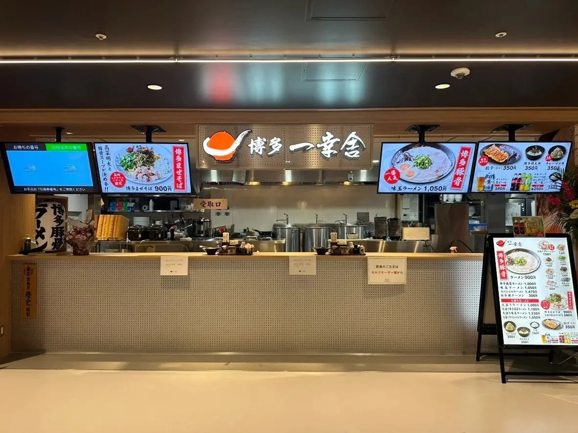 博多一幸舎 長崎スタジアムシティ店のカウンターとメニュー
