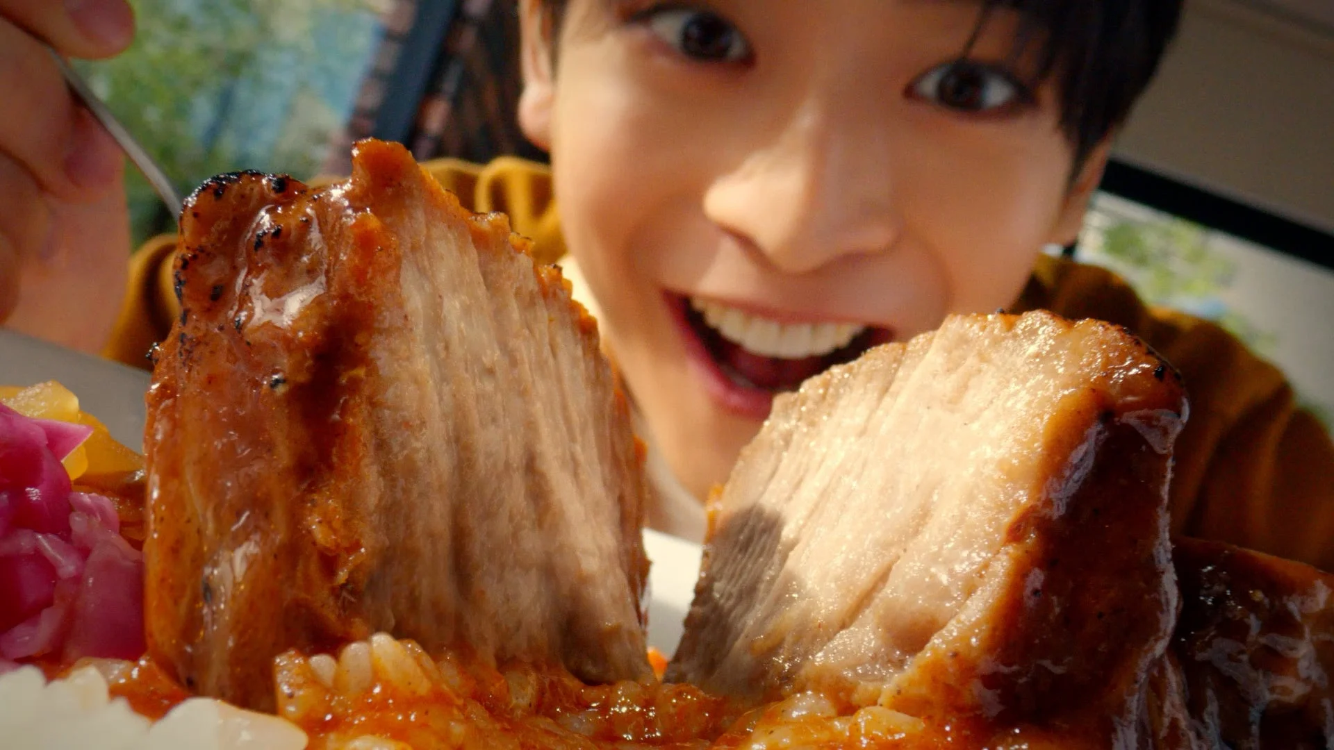 高橋さんが肉に驚く表情の画像