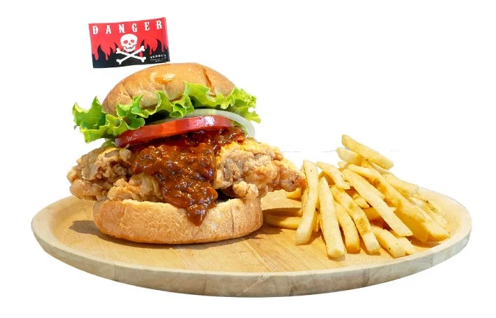 激辛チキンバーガーとフライドポテト