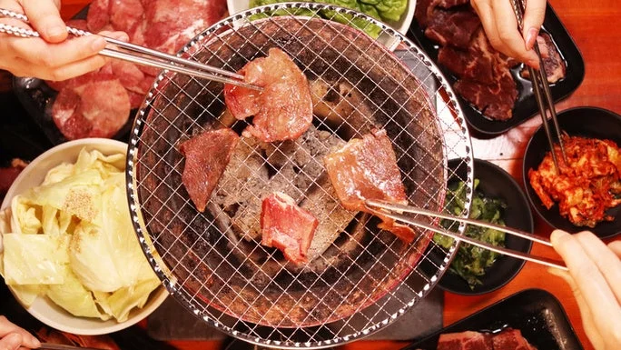 焼肉を楽しむ食卓