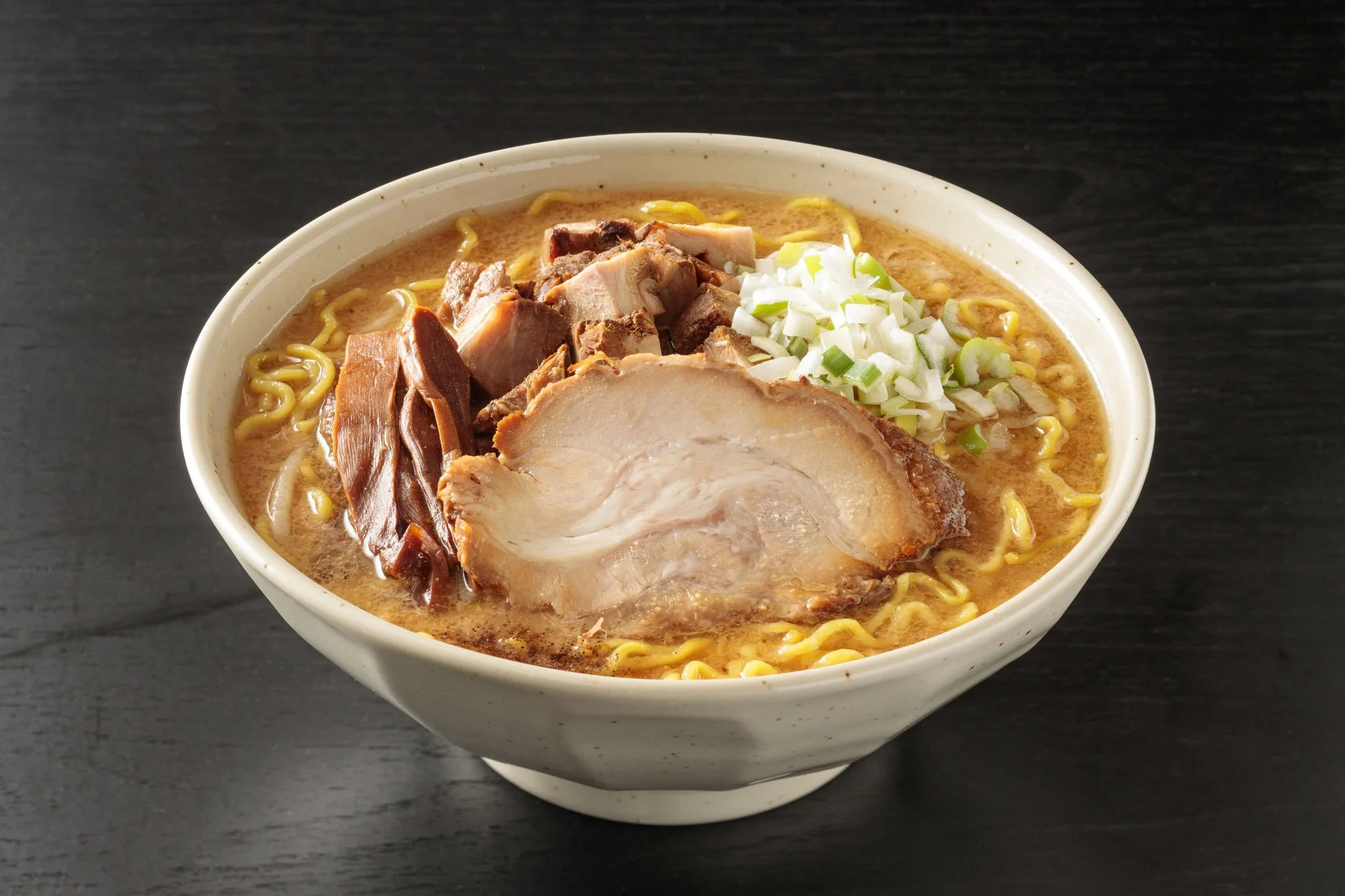 大きなチャーシューとメンマ、ネギが乗った味噌ラーメン