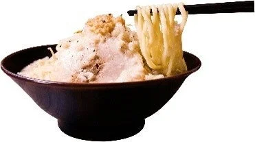 白いクリーミーなスープのラーメン