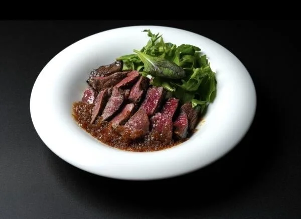スライスされたミディアムレアの牛肉ステーキ