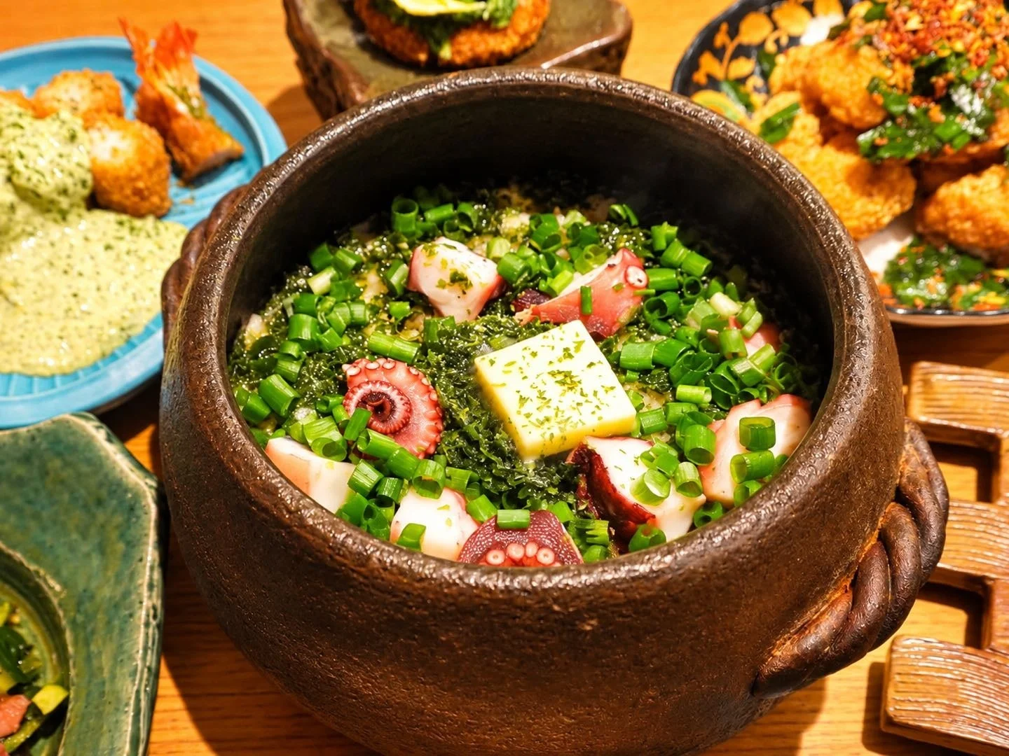 土鍋で炊かれたタコとネギの炊き込みご飯が中心の食卓