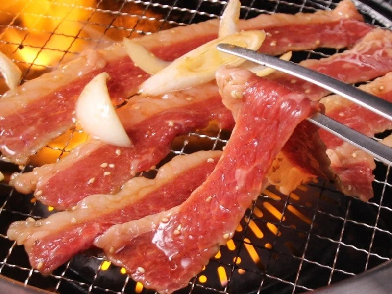 焼かれる肉と玉ねぎ