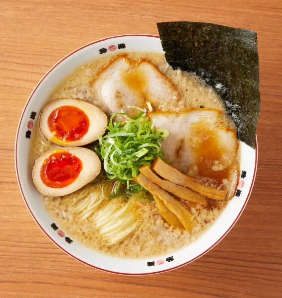 濃厚なスープと具材が食欲をそそるラーメン