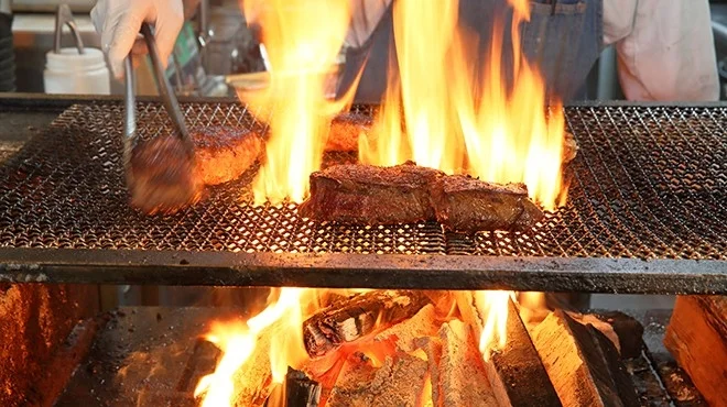 薪火で焼かれる厚切り肉