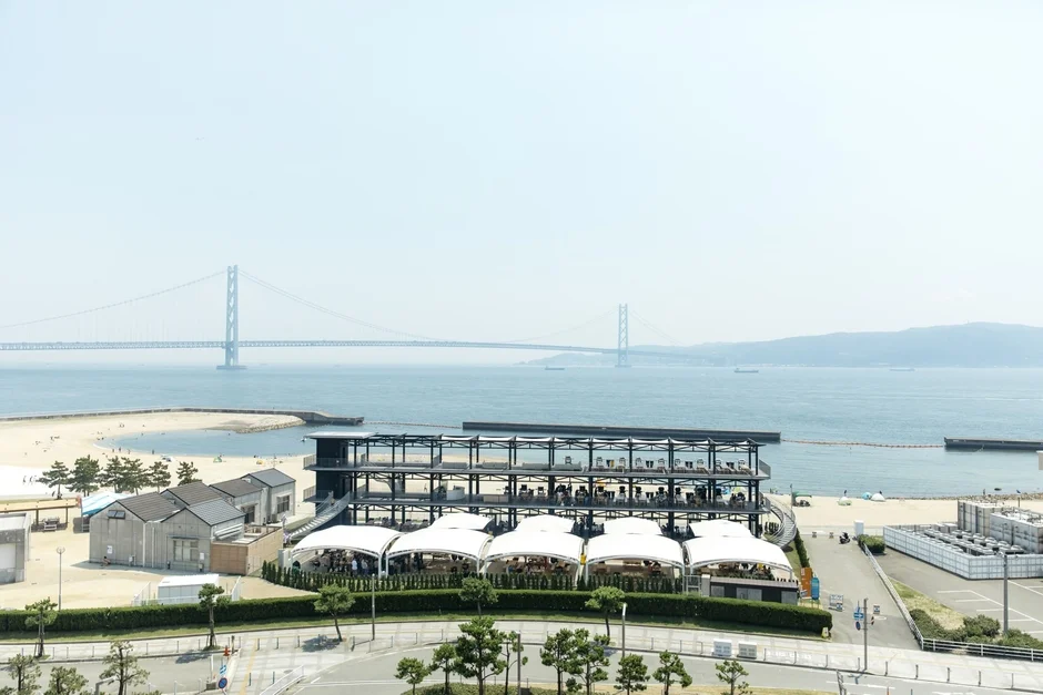 明石海峡大橋とビーチの景色