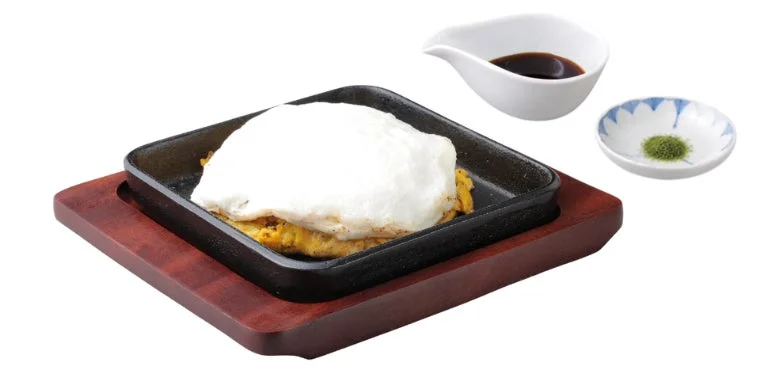 鉄板に乗った目玉焼きがメインの料理