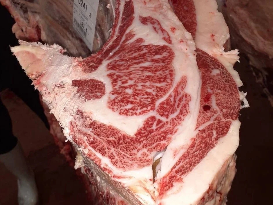 高品質な霜降り牛肉の塊