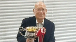 受賞者とトロフィー