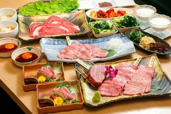 上質な和牛の様々な部位（タン塩、ロース、カルビなど）が並べられた豪華な焼肉のセットです。