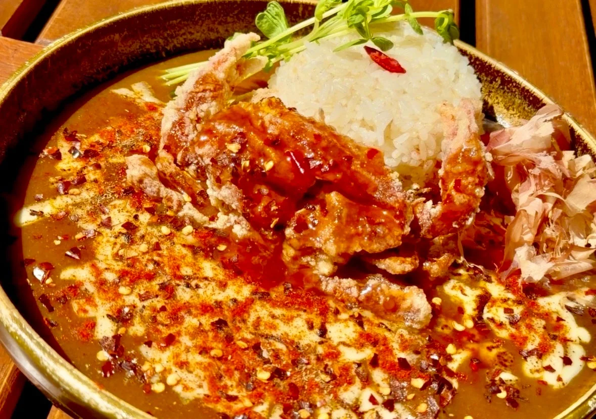 揚げたソフトシェルクラブが豪快に乗ったカレーライスです。