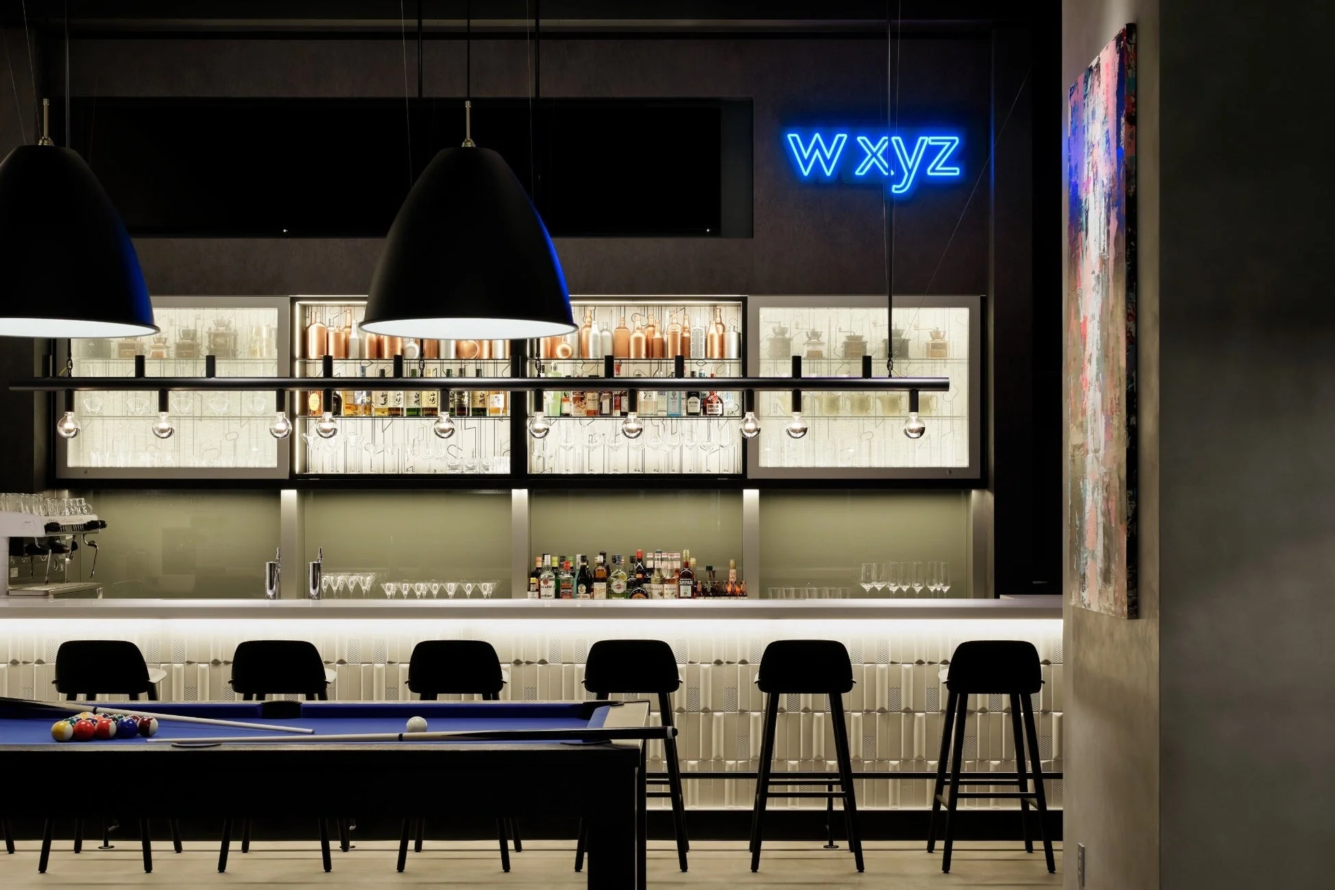 W XYZ Barのビリヤード台