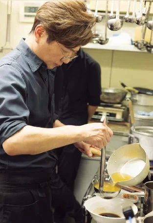 料理人が調理している様子