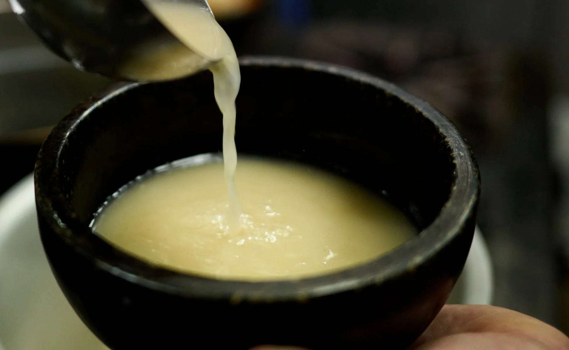 スープを注ぐ様子