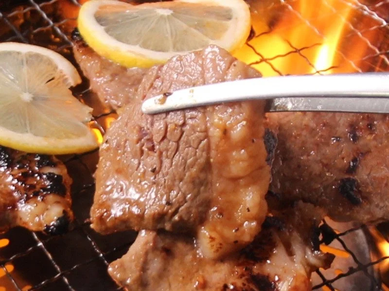 焼かれる肉とレモンスライス