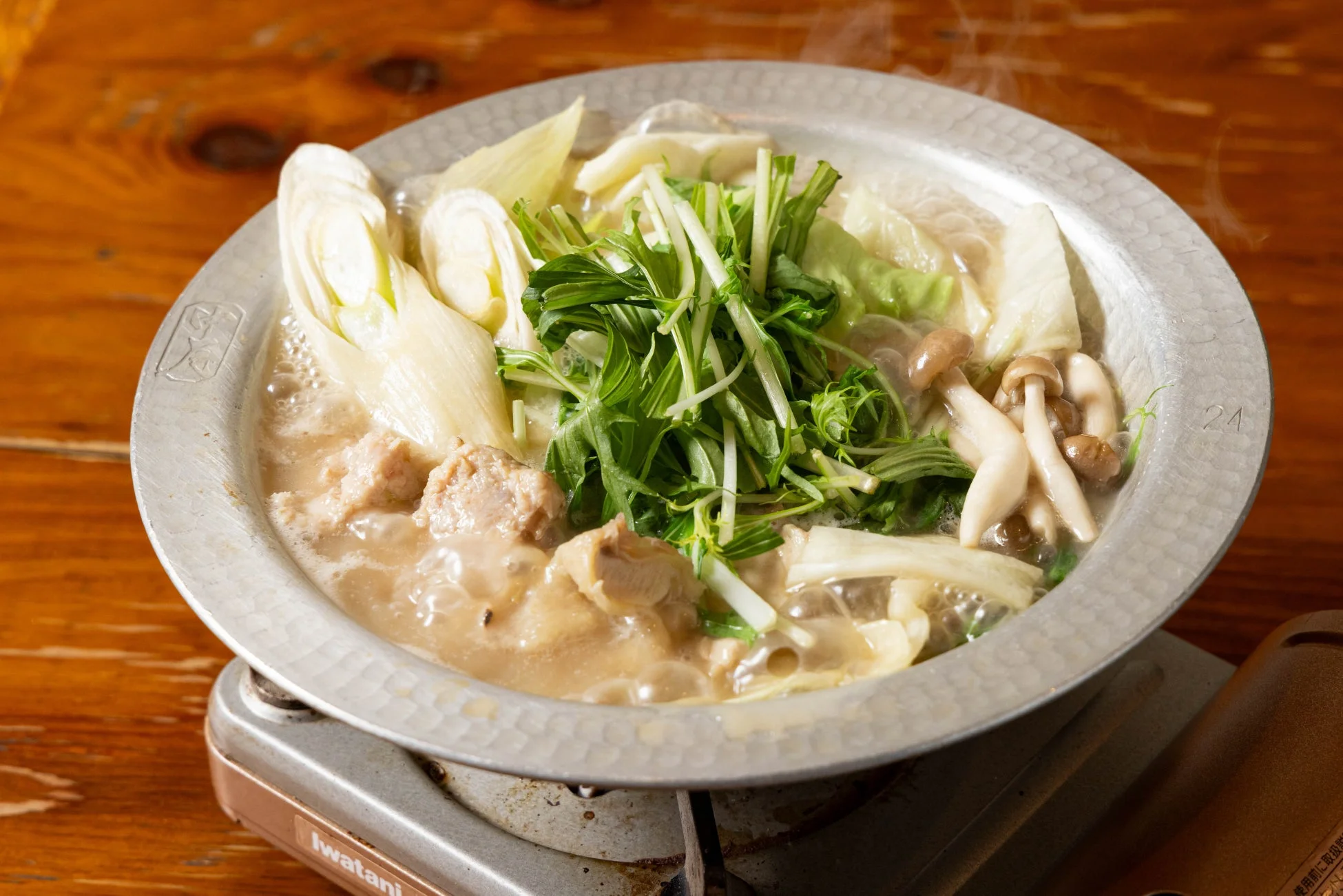 卓上コンロで温められている具だくさんの鍋料理です。