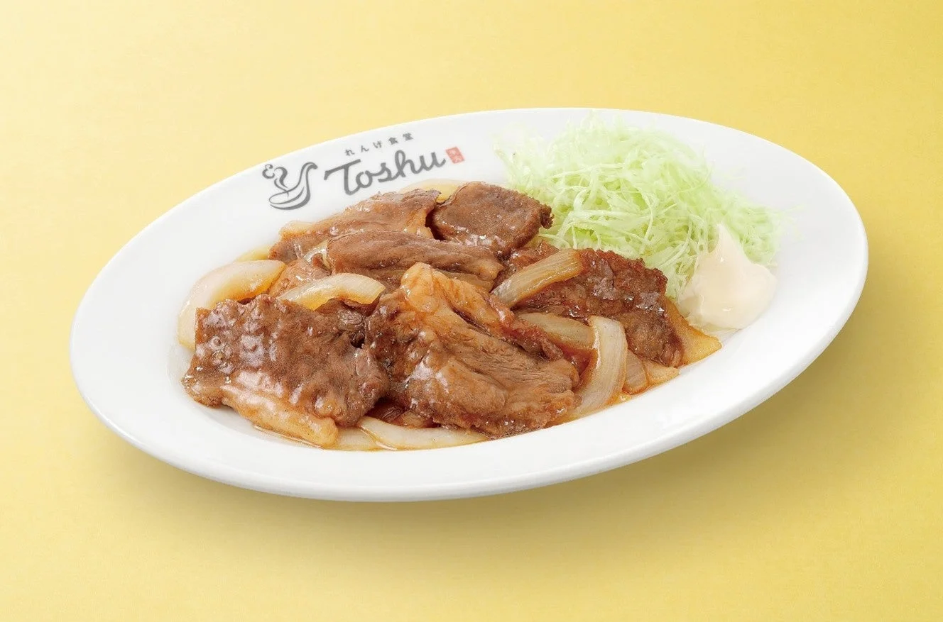 牛肉と玉ねぎの炒め物が盛り付けられた皿