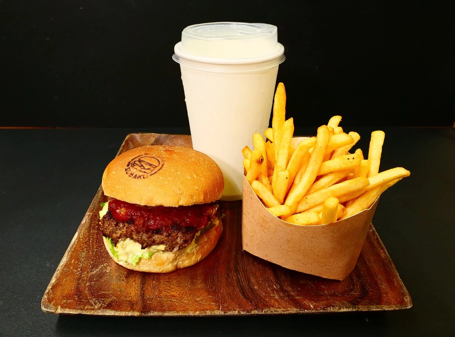 ハンバーガー、フライドポテト、冷たいドリンクのセット