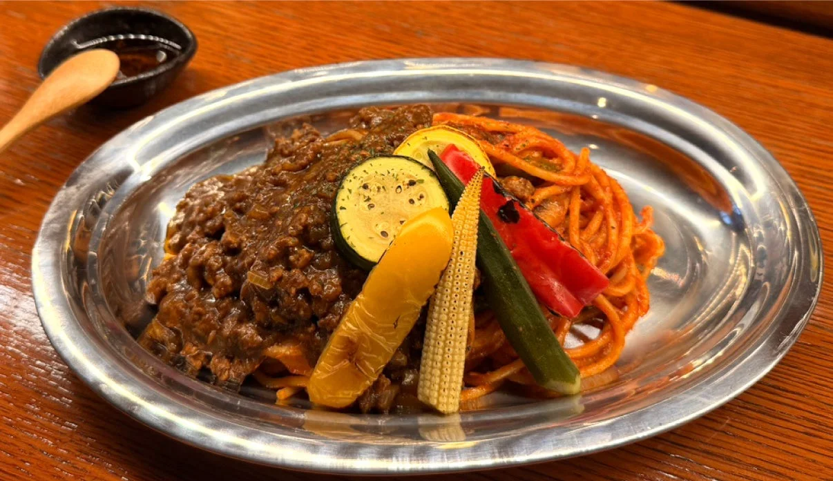 キーマカレーとパスタ、グリル野菜