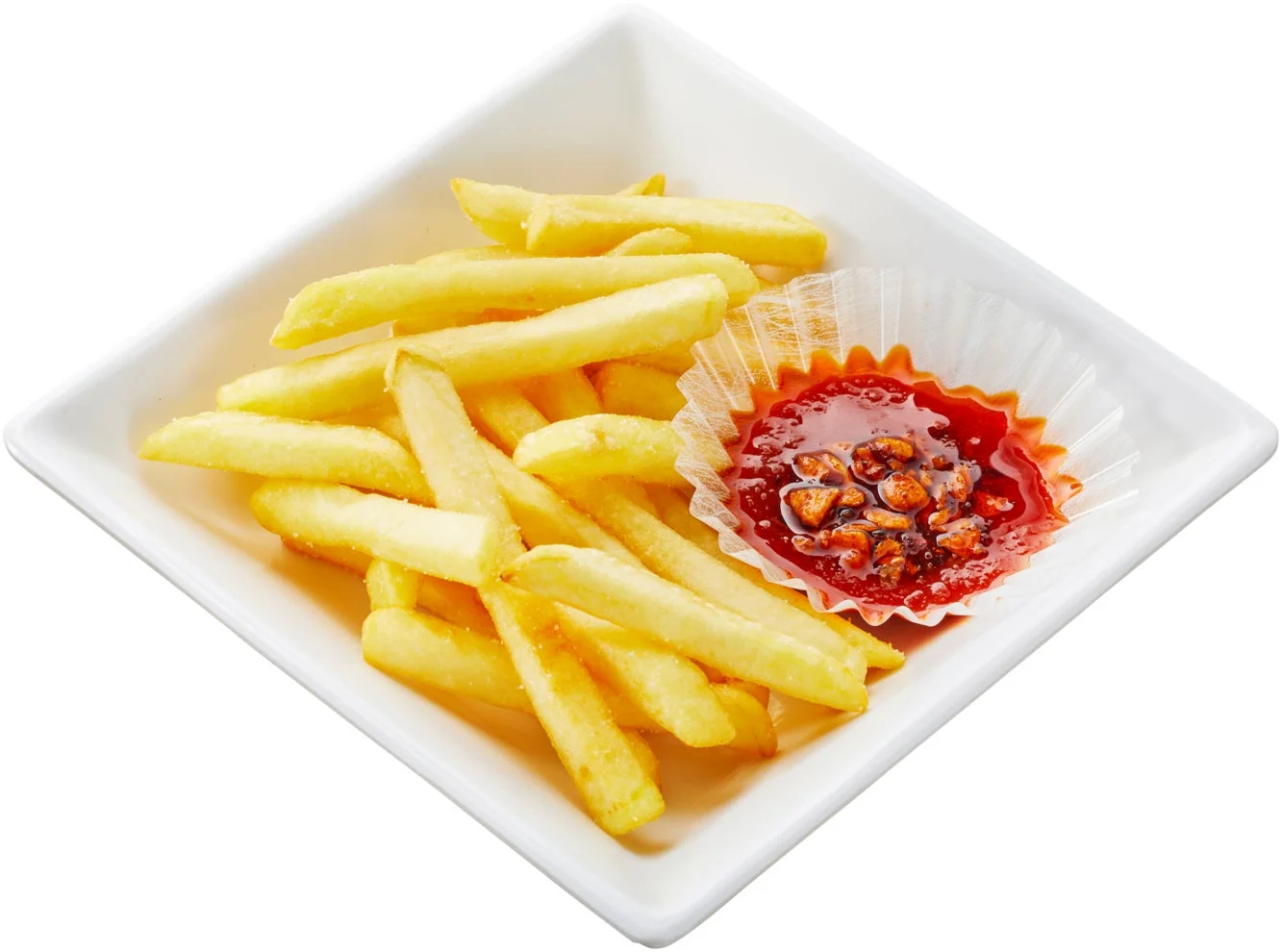 白い皿に盛られたフライドポテトと、小カップに入った赤くて辛そうなディップソース(チリソース)のアップショットです